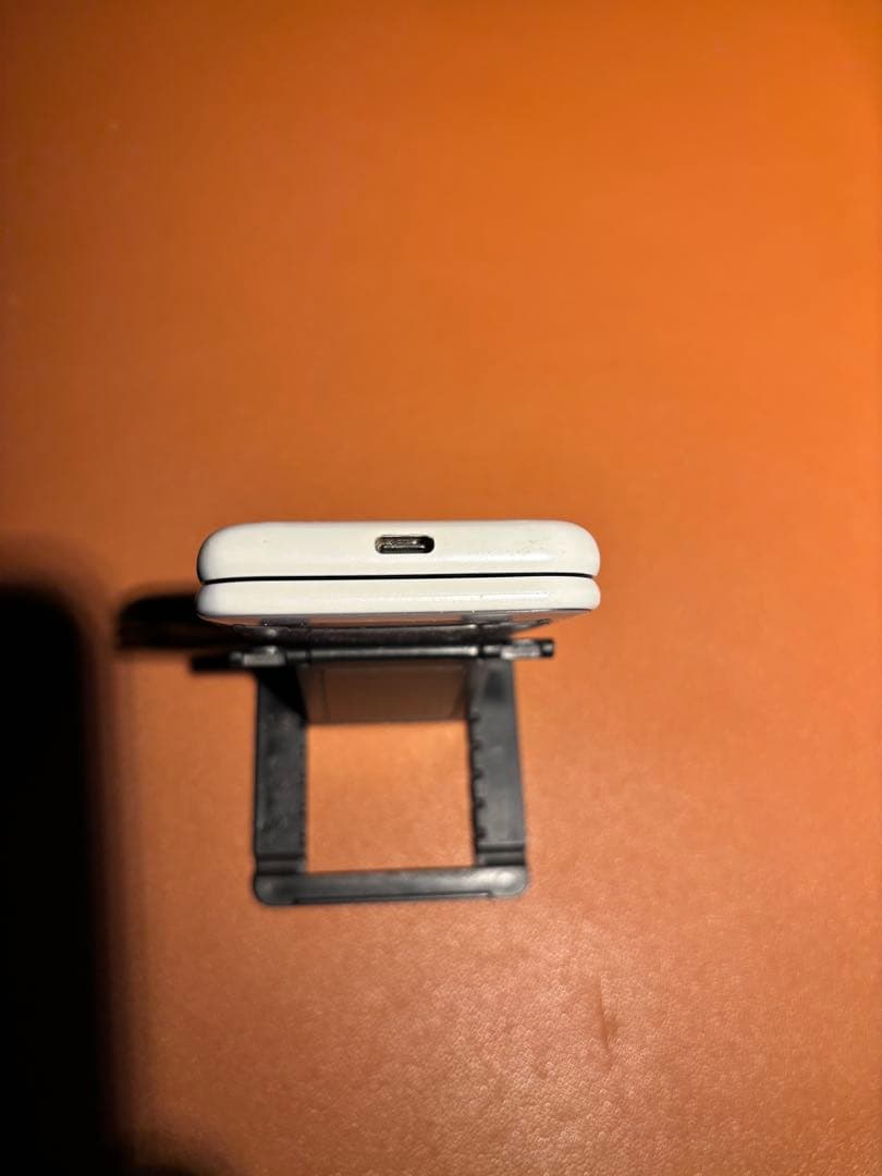 折りたたみ式スマホ　ホワイト 韓国 ガラホ　Android12 Simフリー