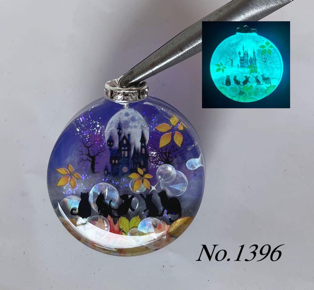 RUKURUKU/ハロウィンの夜のシマエナガ　蓄光　オルゴナイトネックレス