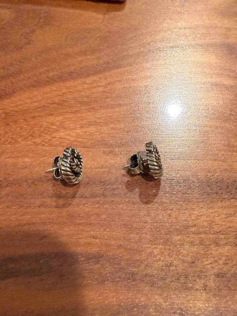 L.　GUCCI ダブルG ピアス