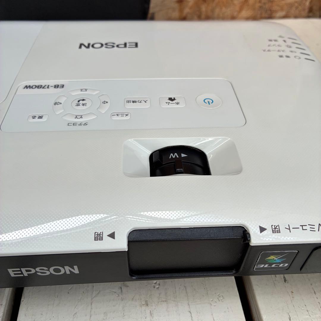 0666 EPSON プロジェクター　EB-1780W ランプ点灯時間　841H