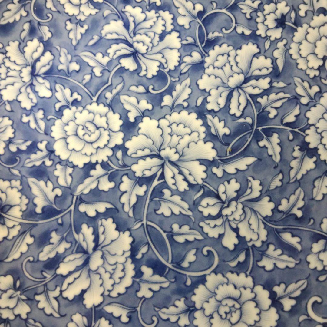 たちまるの青い花柄の陶磁器大皿