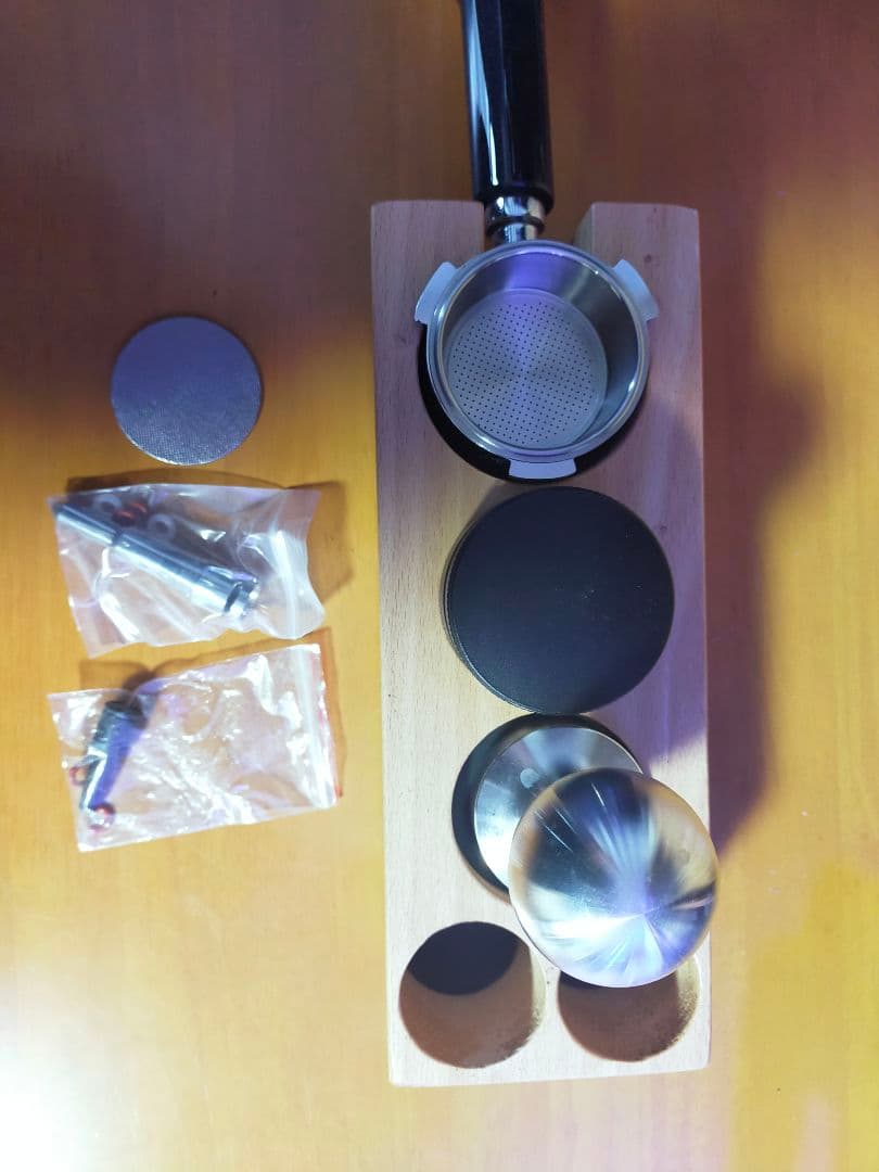 h*4様 DeLonghi エスプレッソマシン デディカ　ブラック