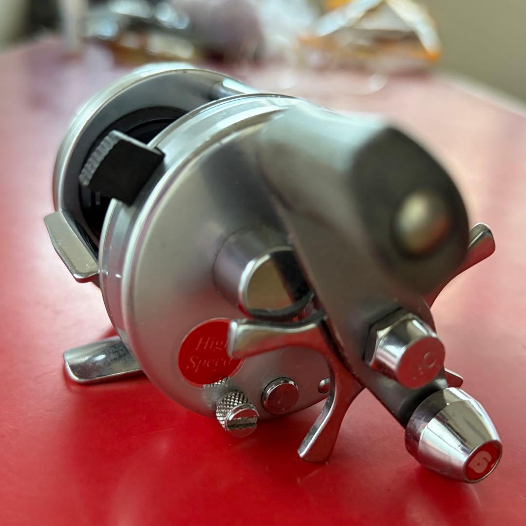 う*ゃ様 ABU2500C シルバー ベイトリール 金属製