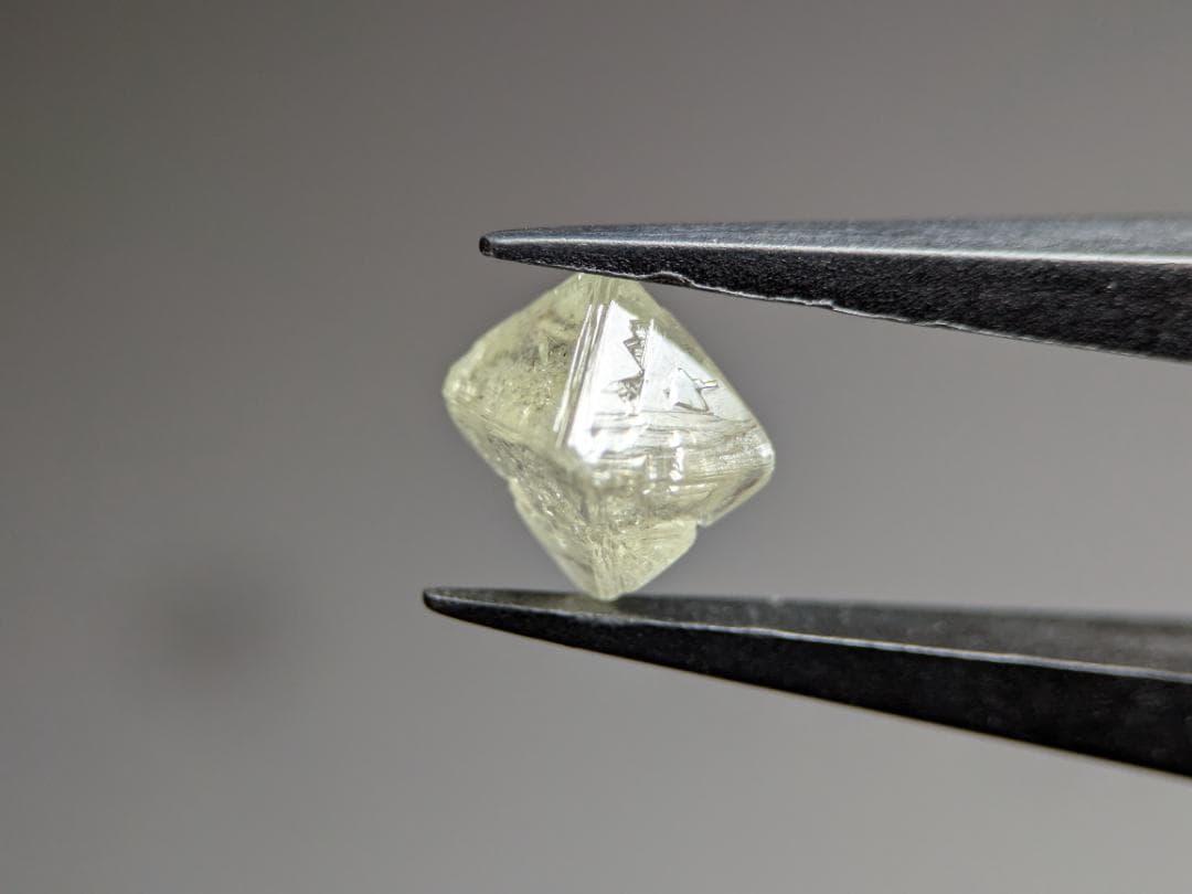 天然ダイヤモンド　八面体（トライゴン・蛍光アリ）　1.830カラット