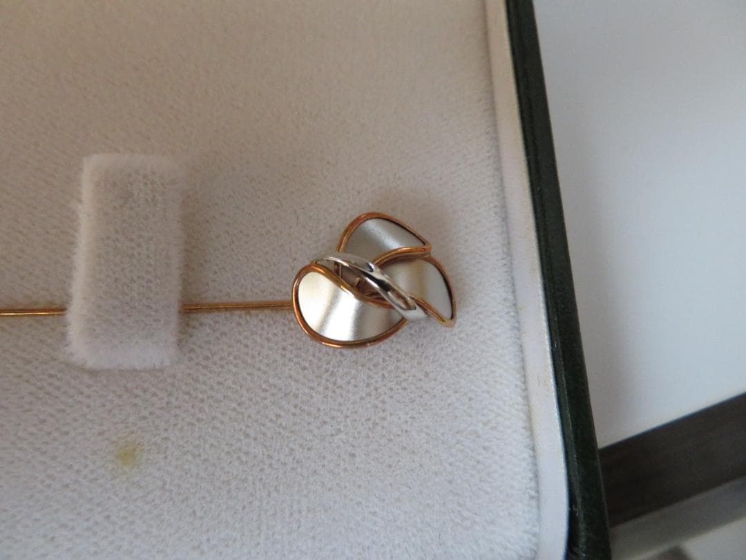 地金のピンブローチ　K18