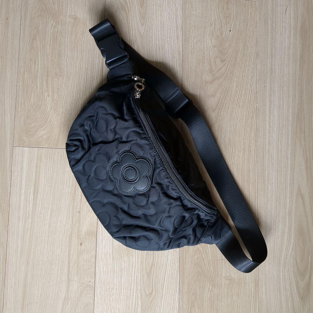 未使用　マリークワント　黒 花柄キルティング ボディバッグ
