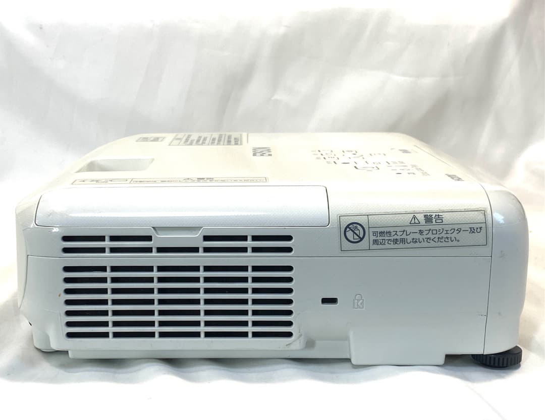 み*い様 EPSON エプソン EB-E01 プロジェクター 本体 ランプ点灯時