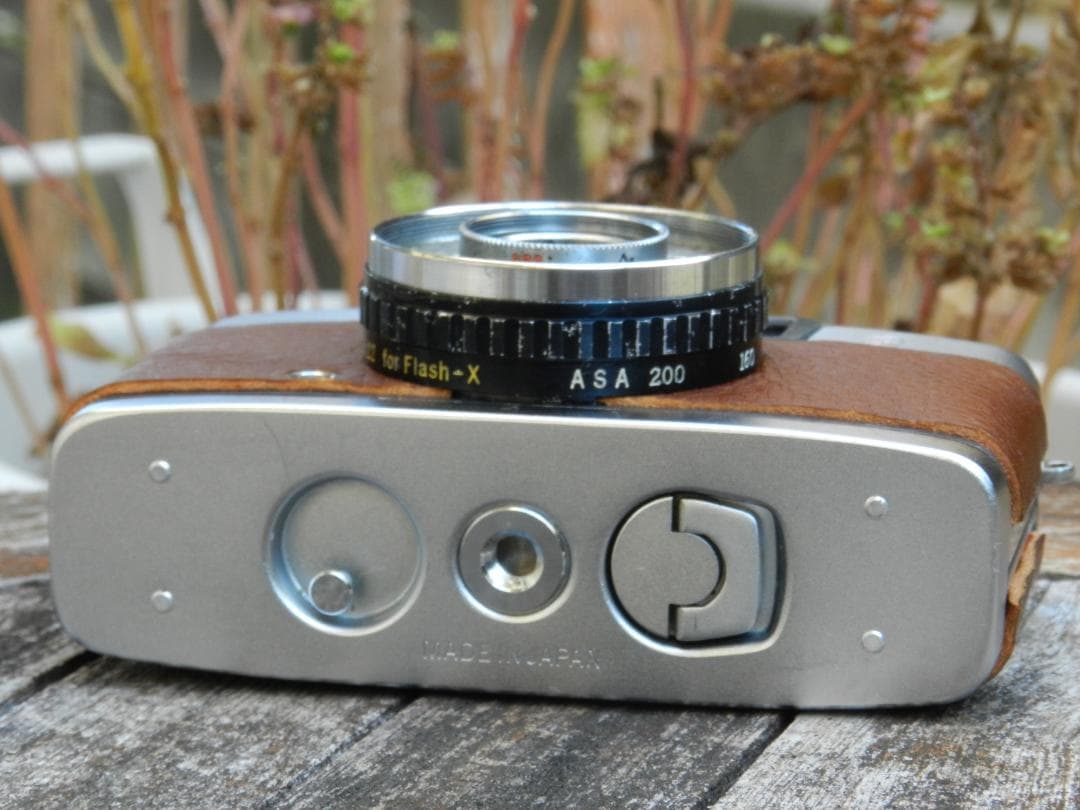 本革　　ブラウン　OLYMPUS-PEN EE-S ハーフフレイムフィルムカメラ