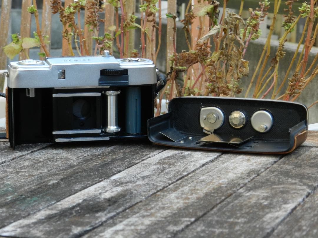 本革　　ブラウン　OLYMPUS-PEN EE-S ハーフフレイムフィルムカメラ