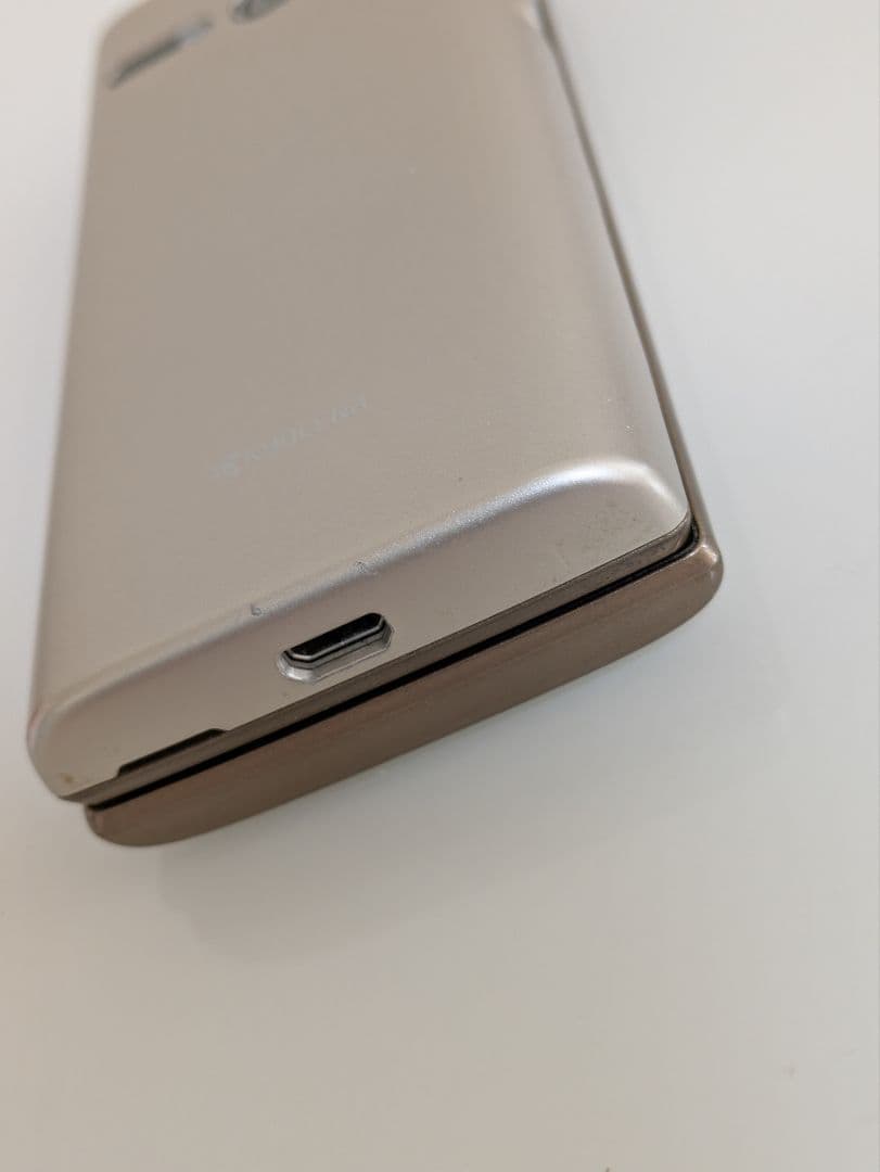 【美品】au簡単ケータイ KYF38本体シャンパンゴールド 充電器付き