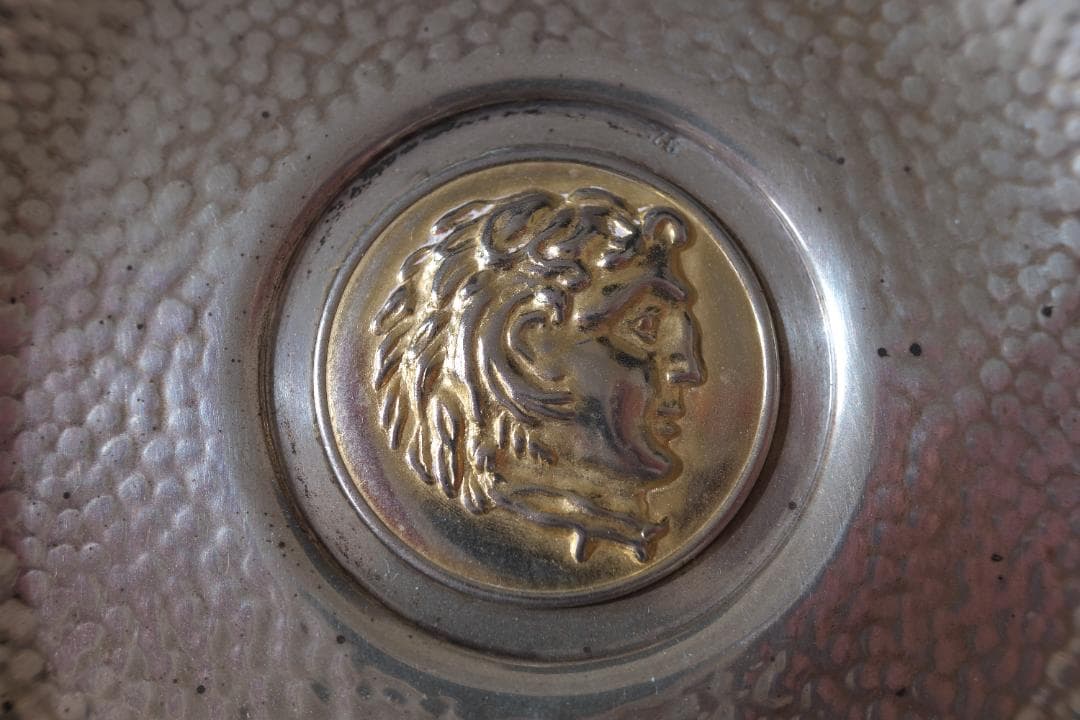 アレクサンダー大王のレリーフの入った銀の皿