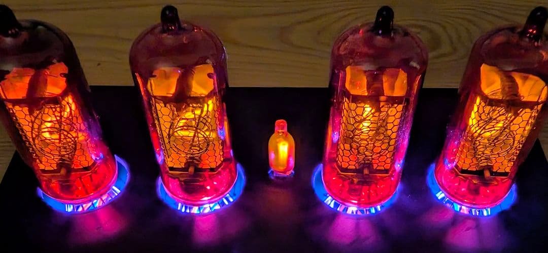 オリジナルのニキシー管時計 Z570M仕様