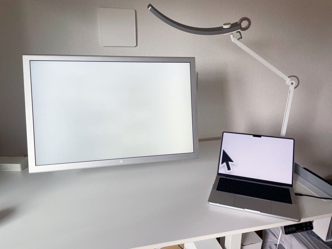 Apple Cinema Display 付属:VESAマウント/USB-C変換