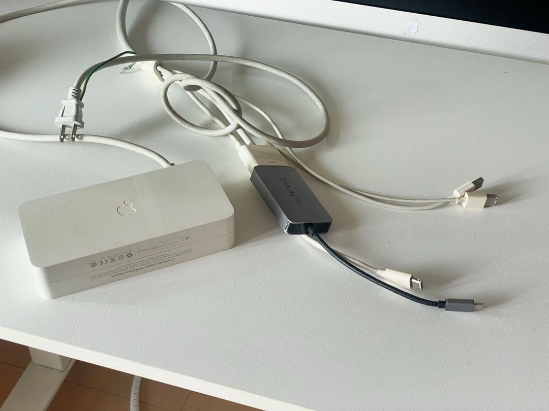 Apple Cinema Display 付属:VESAマウント/USB-C変換
