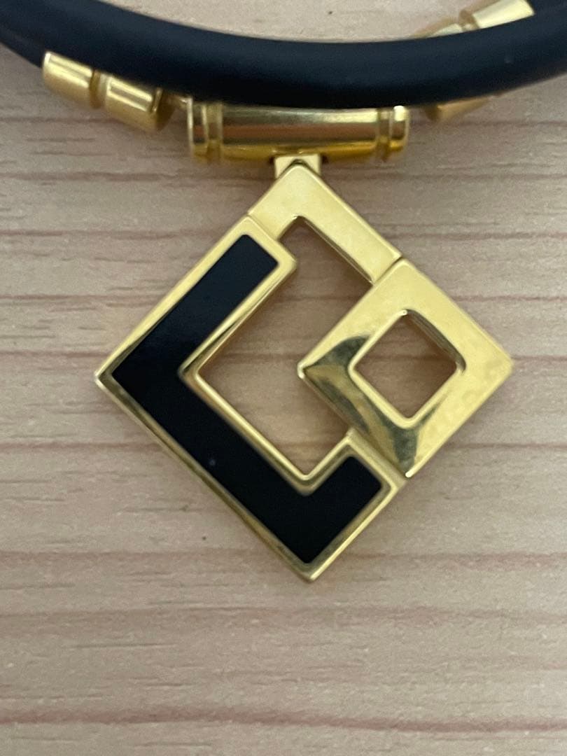 幾何学模様の金色ペンダントネックレス