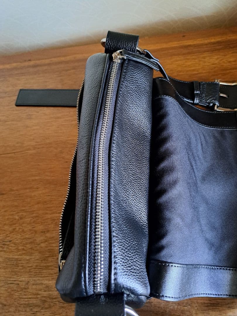 ビアズリー　レザーボディバッグ　【ベルト付替え可】