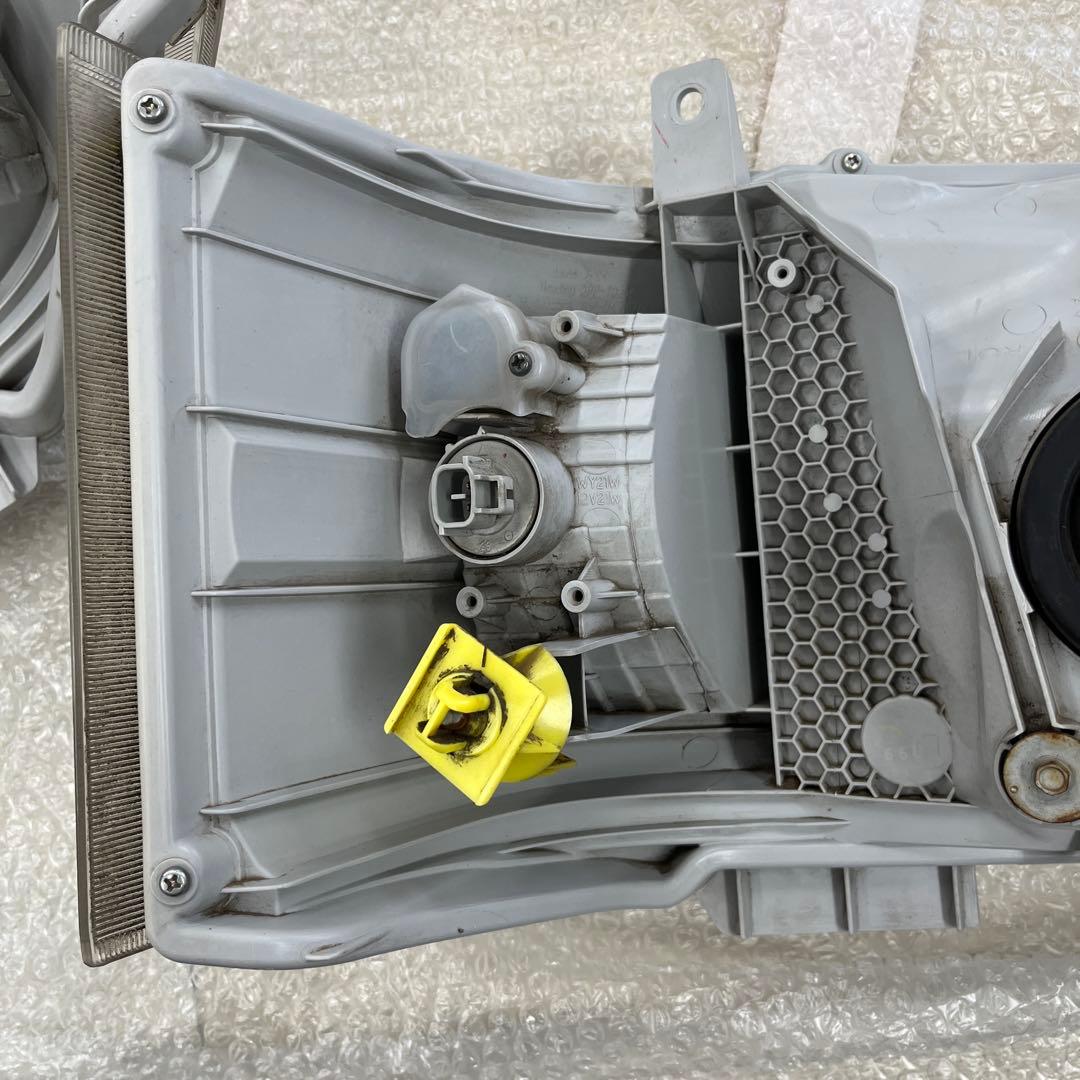 ハイエース200系 純正ヘッドライト 2個セット KOITO 26-131