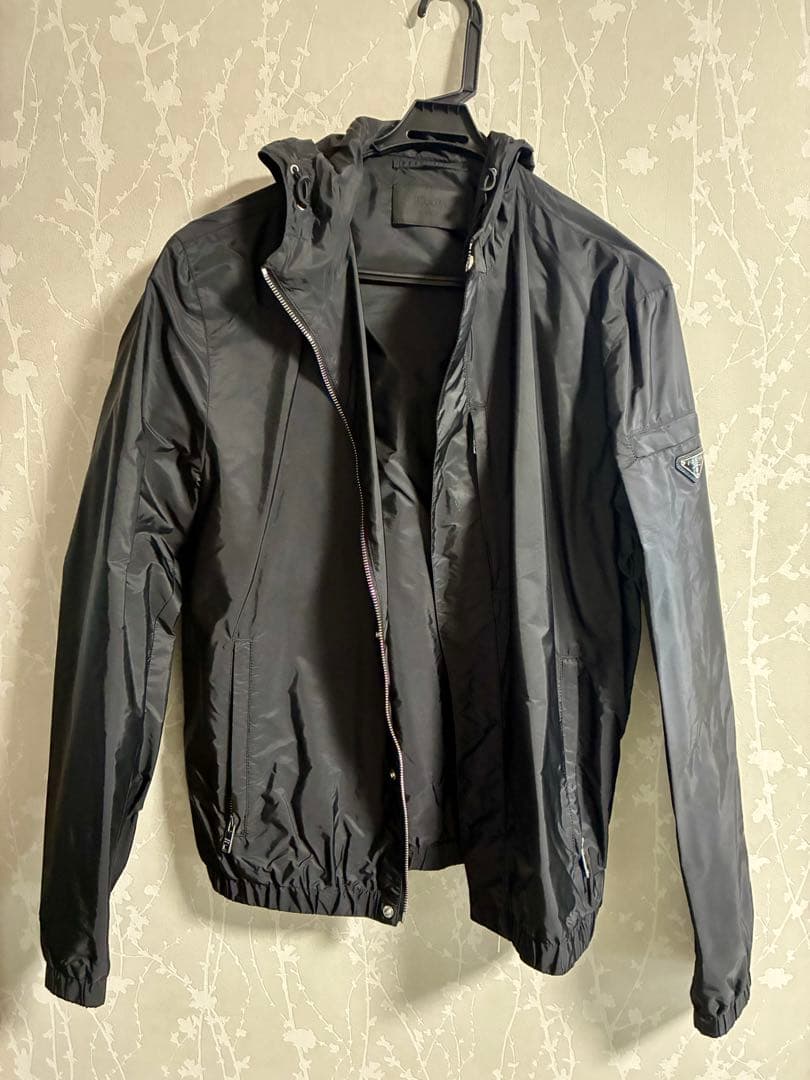 PRADA ナイロンジャケット ブラック フード付き