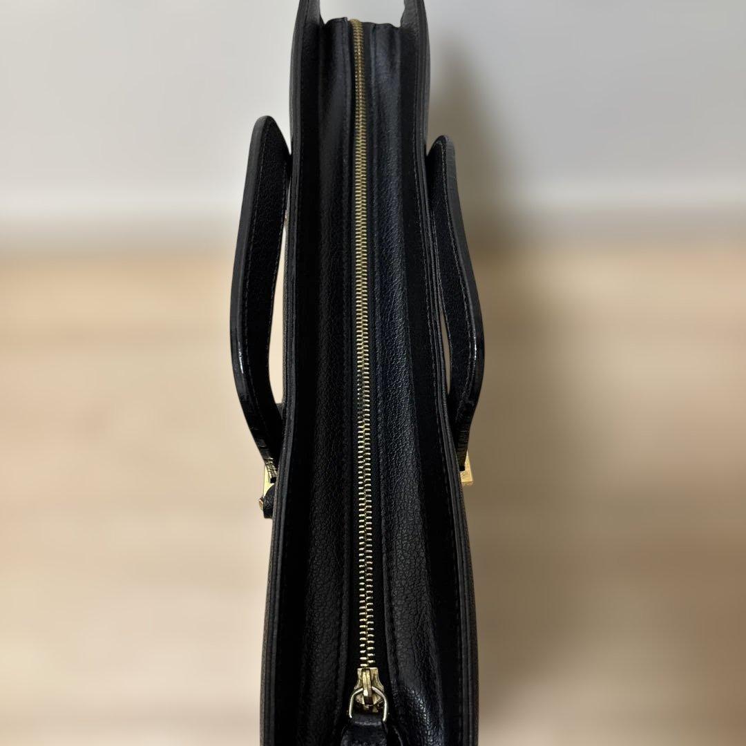 フェラガモ ビジネスバッグ オールレザー 3層 自立 ロゴ金具 ブリーフケース