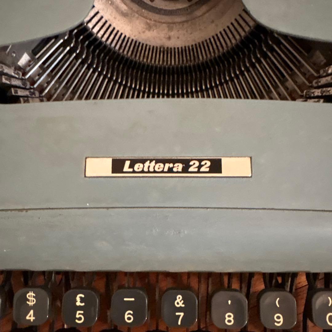 タイプライター(Olivetti Lettera 22)