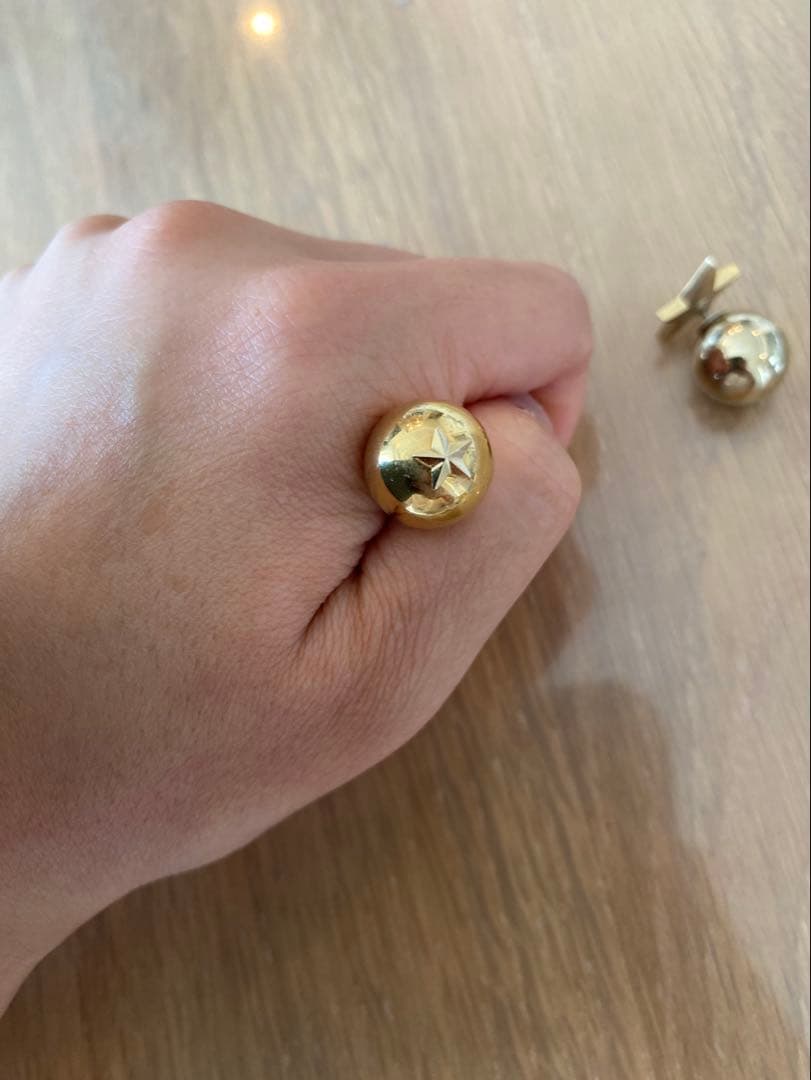 ゴールドの球体デザイン片耳用ピアス