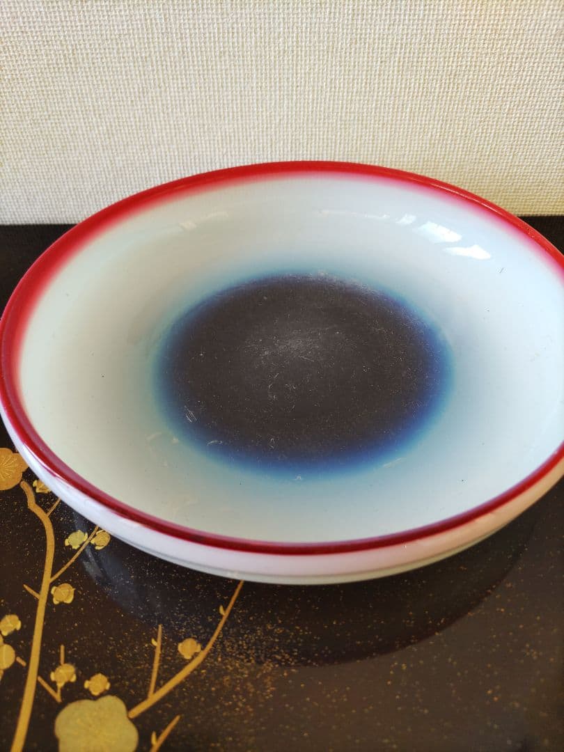 甲*】様 赤べり乳白暈し中鉢と受け皿