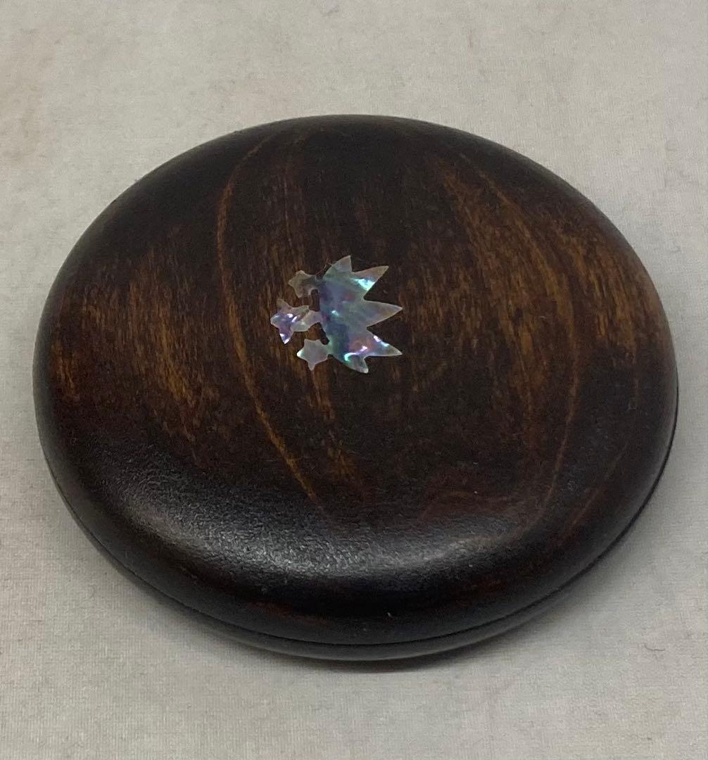 B528b 香合　夏目有彦作　共箱　笹竜胆図　木地漆塗　青貝　茶道具