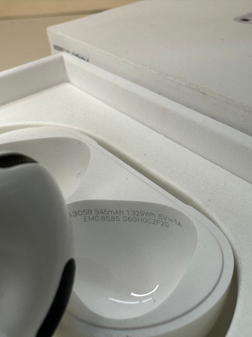 【極美品】Apple AirPods 4 MXP63J/A C2F2G