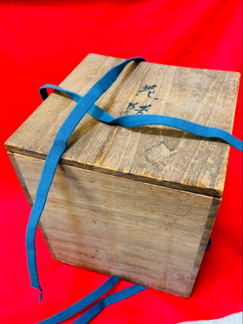 腰黒梅絵花瓶　金粉装飾　共箱付　初代眞葛香山作（江戸期天保13年生まれ）　銘あり