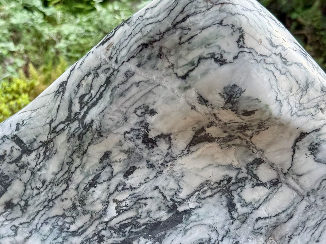 山形の水石 白黒模様