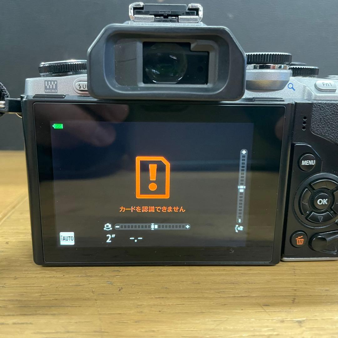 動作品 OLYMPUS OM-D E-M10 ミラーレス一眼