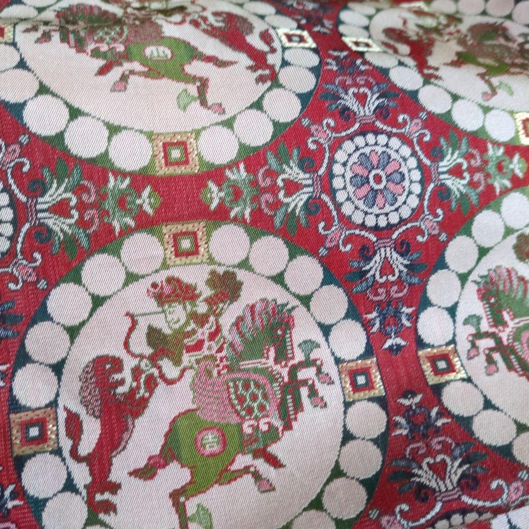 テーブルクロス 赤と白の円形パターン