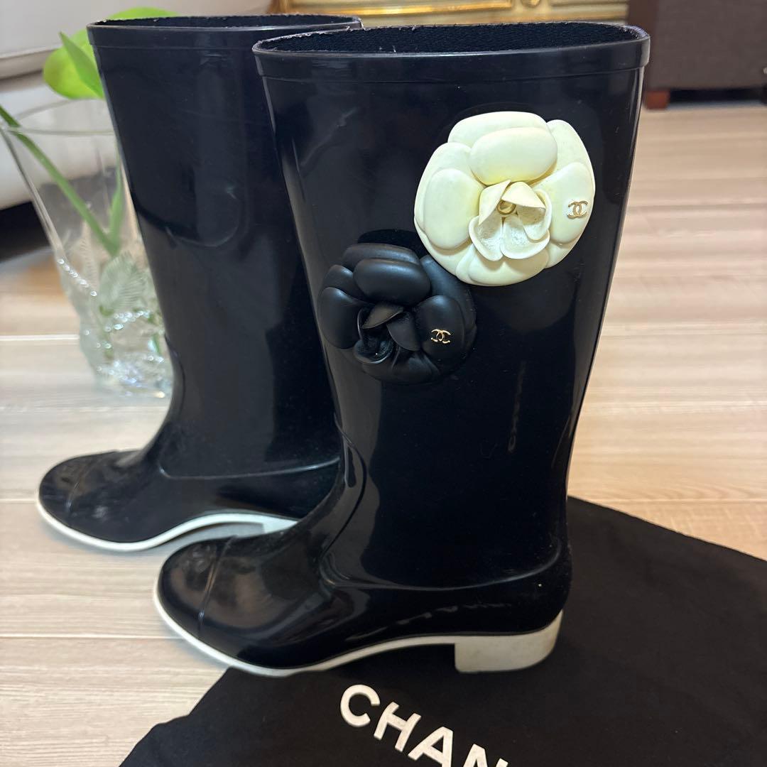 CHANEL ブラックラバーブーツ フラワー装飾