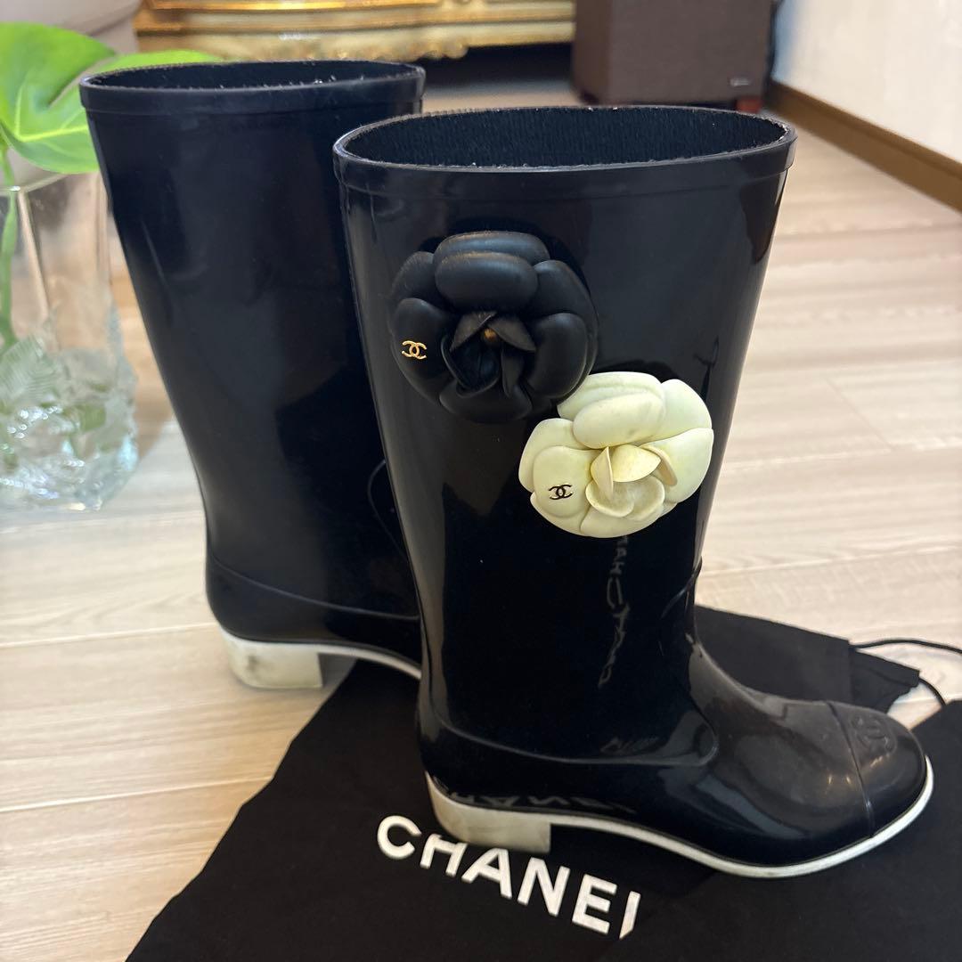 CHANEL ブラックラバーブーツ フラワー装飾