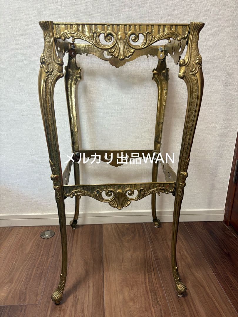 装飾的な金色ラック／コンソール