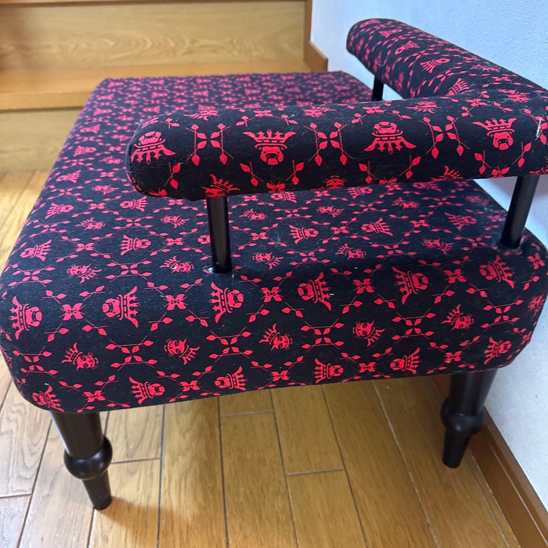 IKEA ペット用　アーム付きソファ黒赤模様チェア