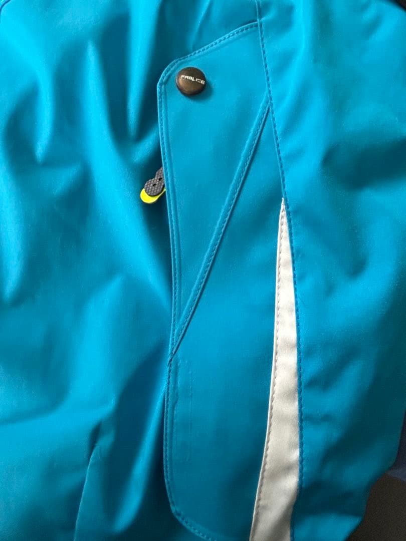 青のフード付きスキーウェア