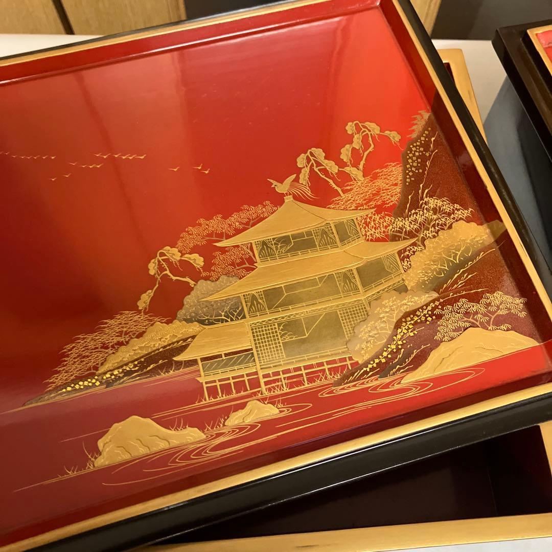 金縁黒内朱塗りのハ寸五段重箱と蓋二枚／金縁黒内朱塗りの重臺（じゅうだい）一個