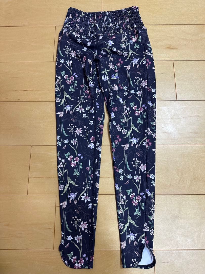 ぷ*ん様 SUKALA ボタニカルシャーリングカバータンク レギンス 2点セット