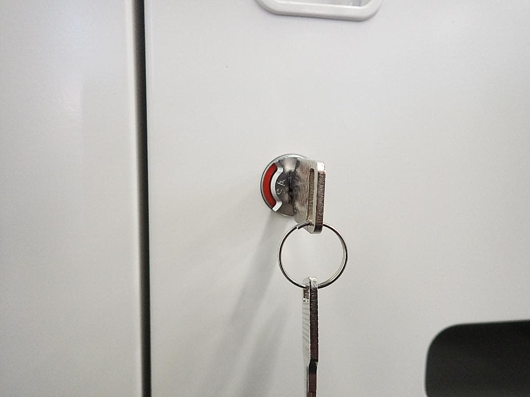 引取り限定　イトーキ　4人用モバイルロッカー　59-0126