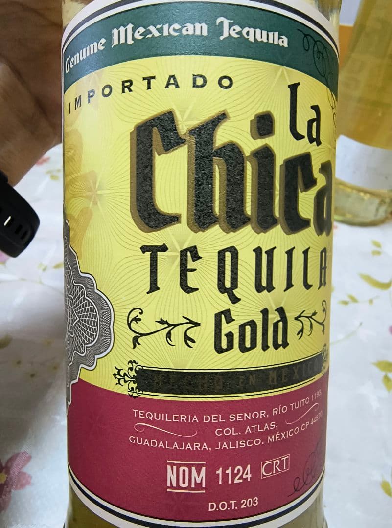 ラ・チカ テキーラ ４本ゴールドメキシコ・ハリスコ州 すっきり味38度700ml