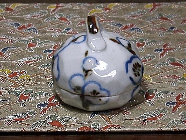 鎌倉　乾山焼　尾形奈美（乾女）作　槍梅　香合　共箱　無傷　保証。