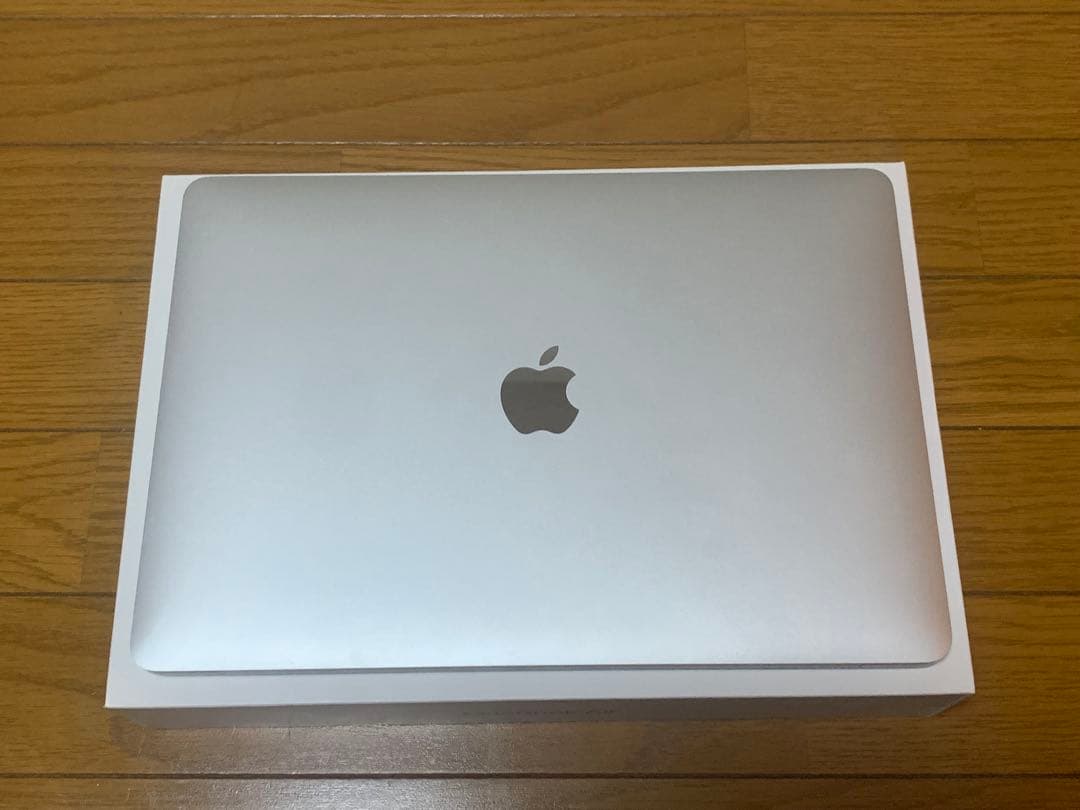MacBookAir2018モデル128GBシルバー 充電器箱付充放電172回