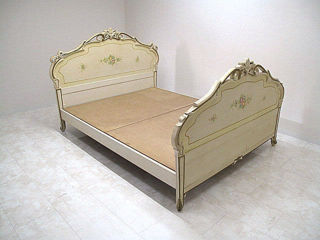 ヴィンテージ　イタリア製　ロココ様式クイーンサイズベッドフレーム 　装飾　彫刻