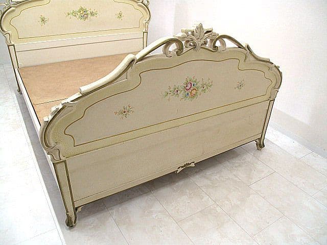 ヴィンテージ　イタリア製　ロココ様式クイーンサイズベッドフレーム 　装飾　彫刻