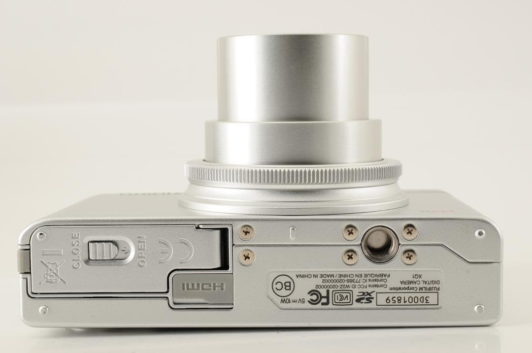 【美品 】 フジフイルム FUJIFILM XQ1 シルバー コンパクトカメラ