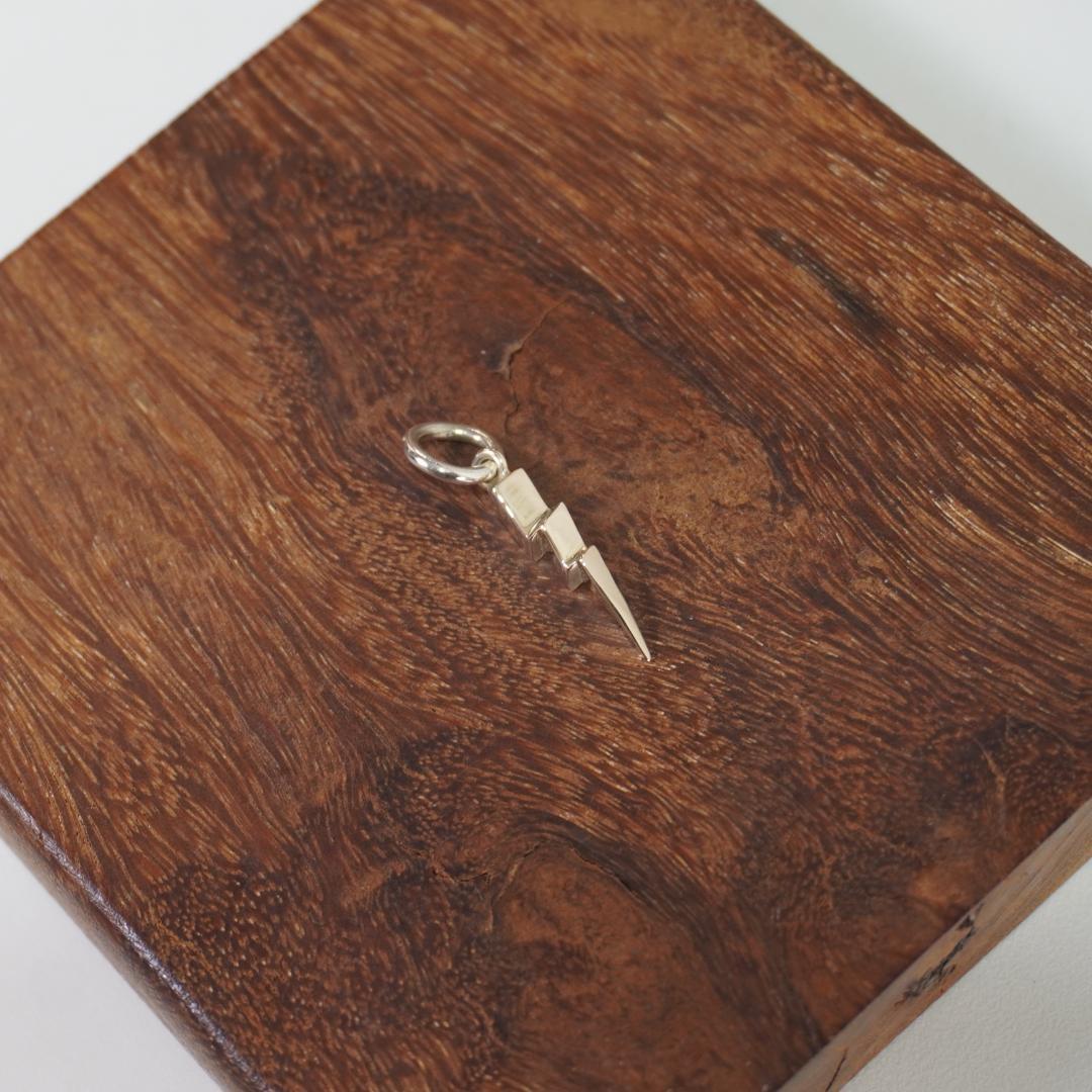 ◇RAOING◇ネックレス　トップのみ　　閃光　Ｋ10　flash