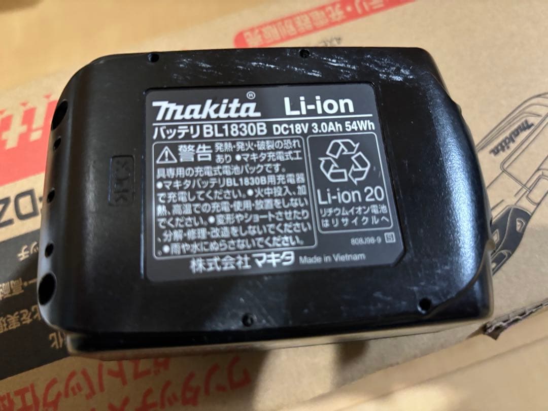 マキタ CL286FD 掃除機 クリーナー 充電器付属 バッテリーのみ中古