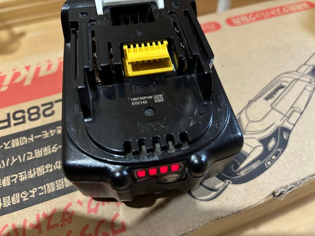 マキタ CL286FD 掃除機 クリーナー 充電器付属 バッテリーのみ中古