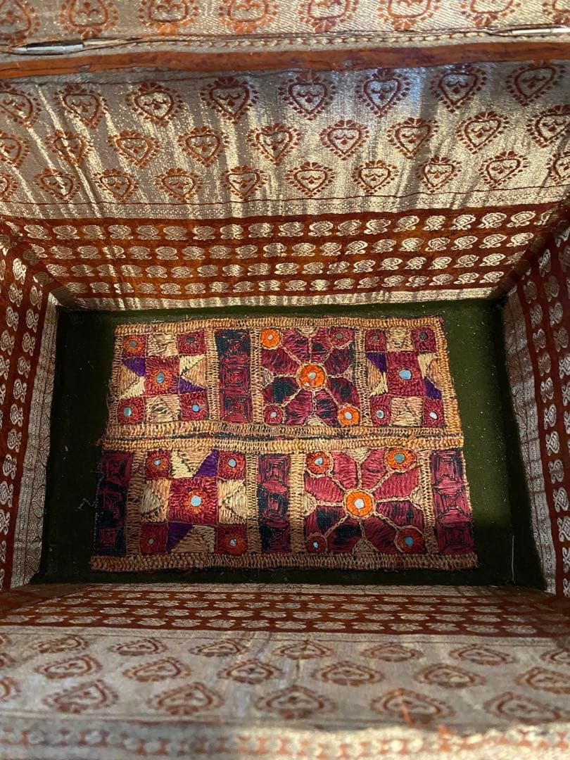 ヴィンテージファブリック　インド刺繍　　インテリア　ボックス